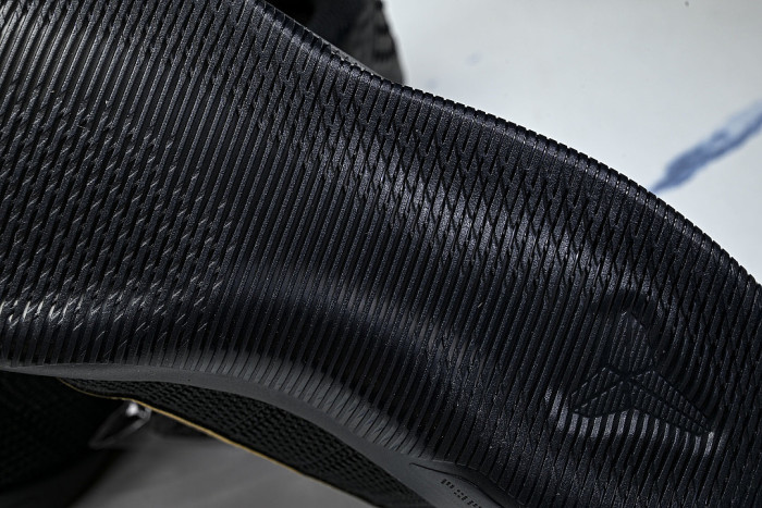 IM4260-001 KOBE 11 ELITE LOW PROTRO BLACK/METALLIC GOLD