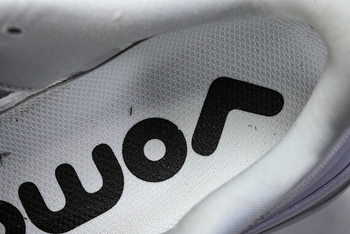 HQ2050-104 VOMERO PREMIUM OFF-WHITE/GREY FOG/WOLF GREY/DARK OBSIDIAN