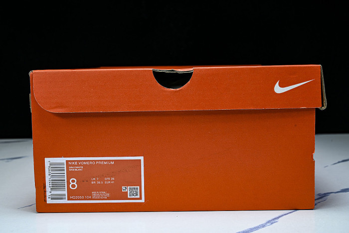 HQ2050-104 VOMERO PREMIUM OFF-WHITE/GREY FOG/WOLF GREY/DARK OBSIDIAN