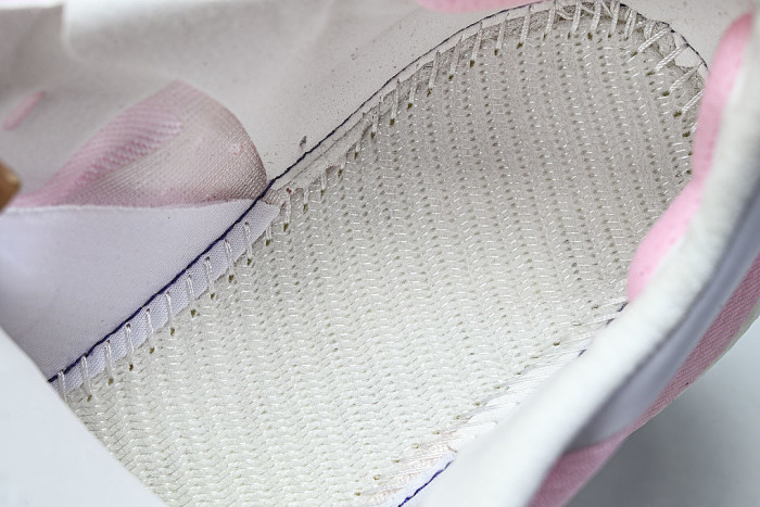 KJ0392 HYPER BOOST EDGE OFF WHITE/CLEAR PINK/CLEAR PINK