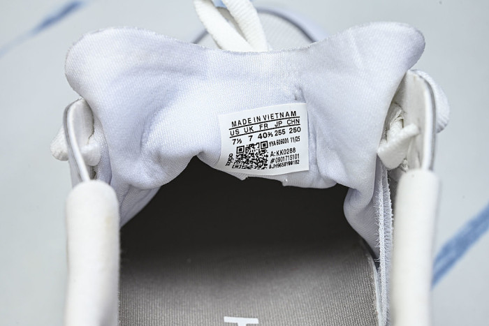 KK0288 HYPER BOOST EDGE CLOUD WHITE/LIGHT SOLID GREY/SILVER METALLIC