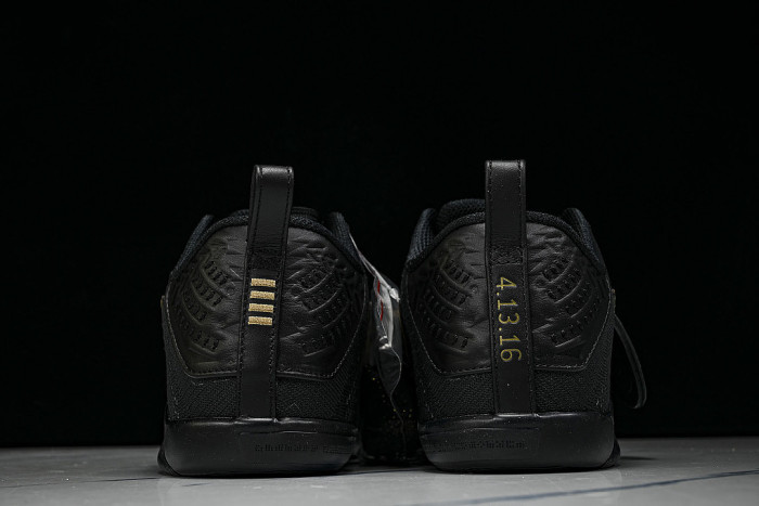 IM4260-001 KOBE 11 ELITE LOW PROTRO BLACK/METALLIC GOLD