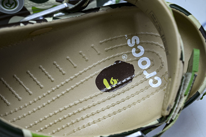 CLASSIC CLOG COMFORTABLE AND VERSATILE PERFORATED SHOES BEIGE/GREEN/BLACK