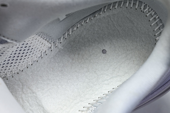 HQ2050-104 VOMERO PREMIUM OFF-WHITE/GREY FOG/WOLF GREY/DARK OBSIDIAN