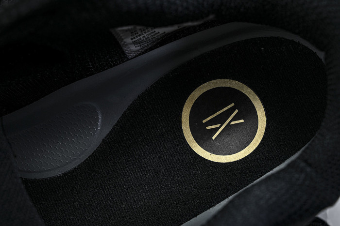 IM4260-001 KOBE 11 ELITE LOW PROTRO BLACK/METALLIC GOLD