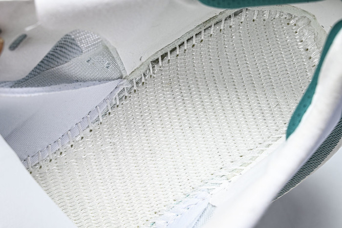 KI1912 HYPER BOOST EDGE CLOUD WHITE/EQT GREEN/ZERO METALLIC
