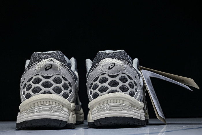 1011B109-031 GEL-KAHANA 8 LOW-TOP RUNNING SHOES GREY/BLACK