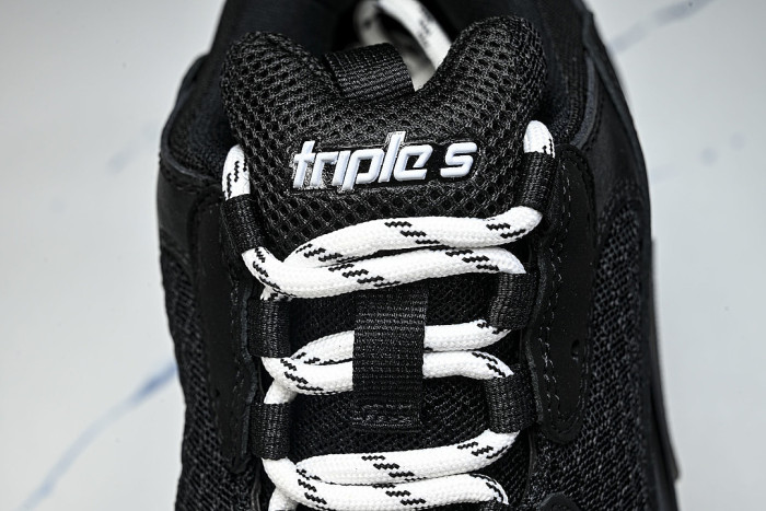 W2FB1-1000 TRIPLE S RETRO CASUAL RUNNING SHOES BLACK/GREY/BLACK