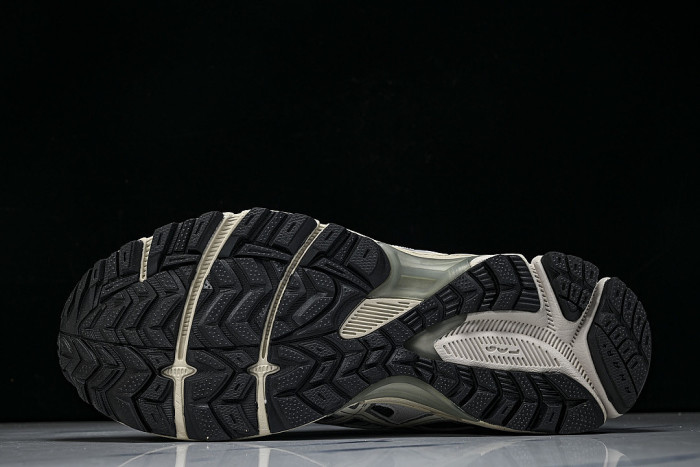 1011B109-029 GEL-KAHANA 8 LOW-TOP RUNNING SHOES GREY/BLACK