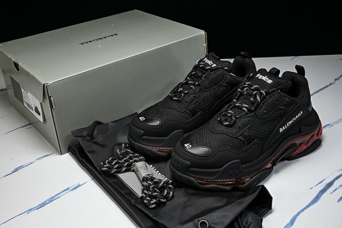 W2FR1-1053 TRIPLE S RETRO CASUAL RUNNING SHOES BLACK/RED/BLACK