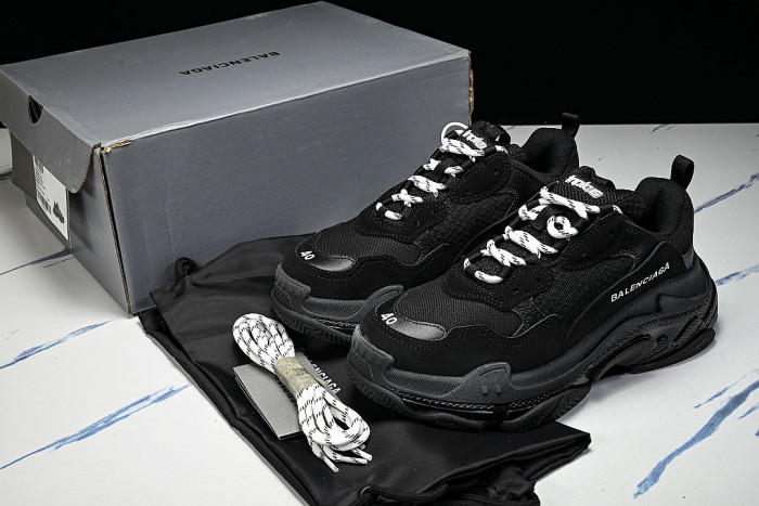 W2FB1-1000 TRIPLE S RETRO CASUAL RUNNING SHOES BLACK/GREY/BLACK