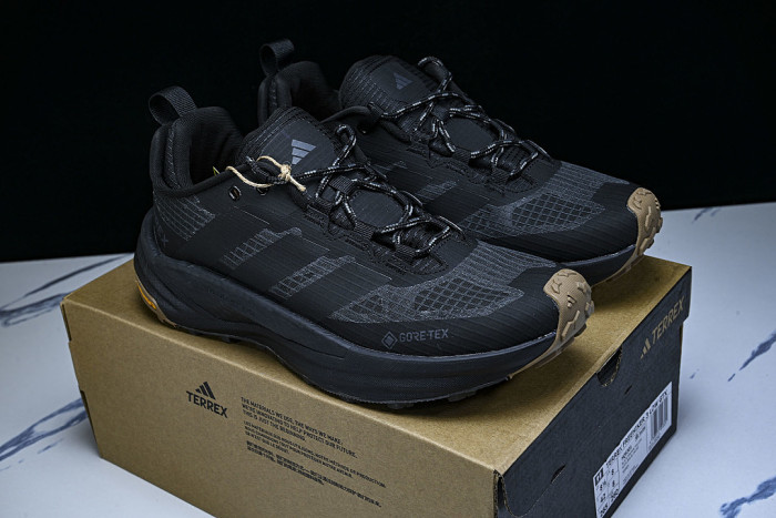 HQ9301 FREEHIKER 3 LOW GTX LOW-TOP RUNNING SHOES BLACK/BLACK/BLACK