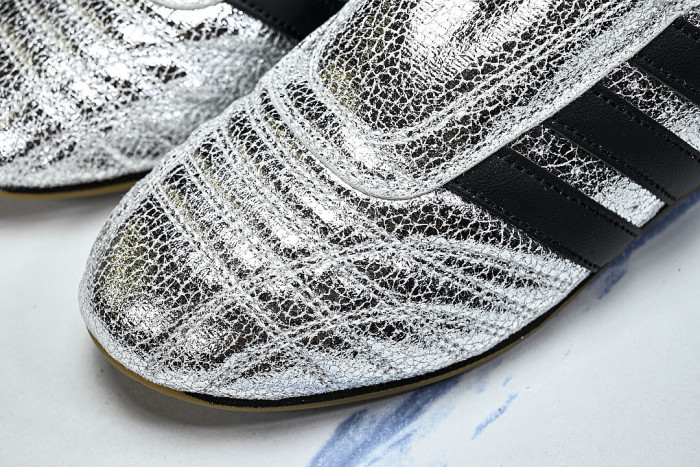 JH9664 TAEKWONDO SILVER METALLIC/CORE BLACK/GUM