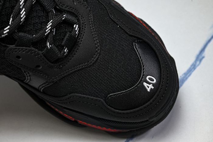 W2FR1-1053 TRIPLE S RETRO CASUAL RUNNING SHOES BLACK/RED/BLACK