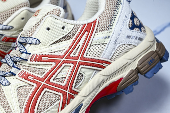 1203B133-200 GEL-KAHANA 8 LOW-TOP RUNNING SHOES BEIGE/RED/BLUE