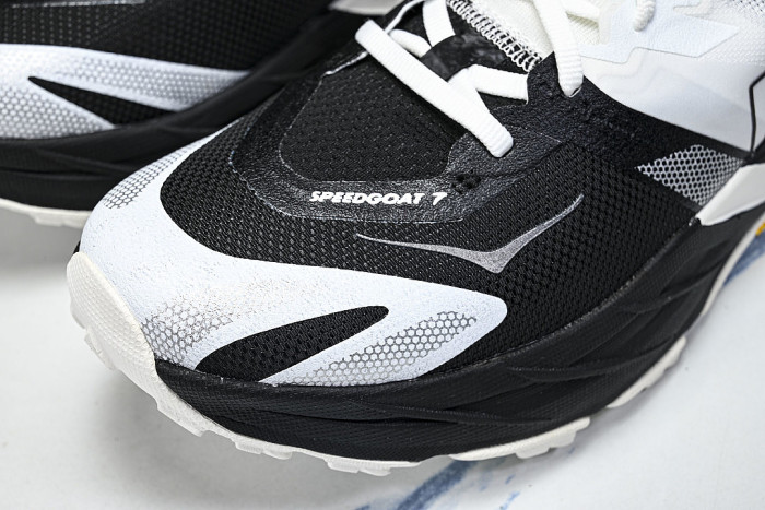 1171928-BWHT ONE ONE SPEEDGOAT 7 BLACK/WHITE