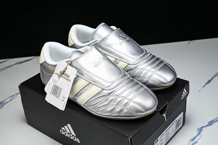 JS4023 TAEKWONDO SILVER METALLIC/OFF WHITE/GUM