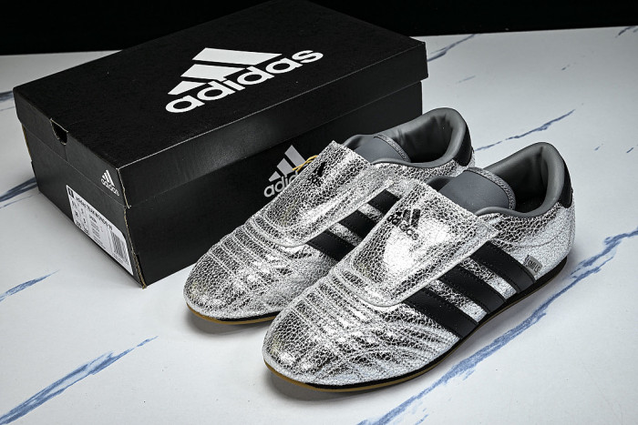 JH9664 TAEKWONDO SILVER METALLIC/CORE BLACK/GUM