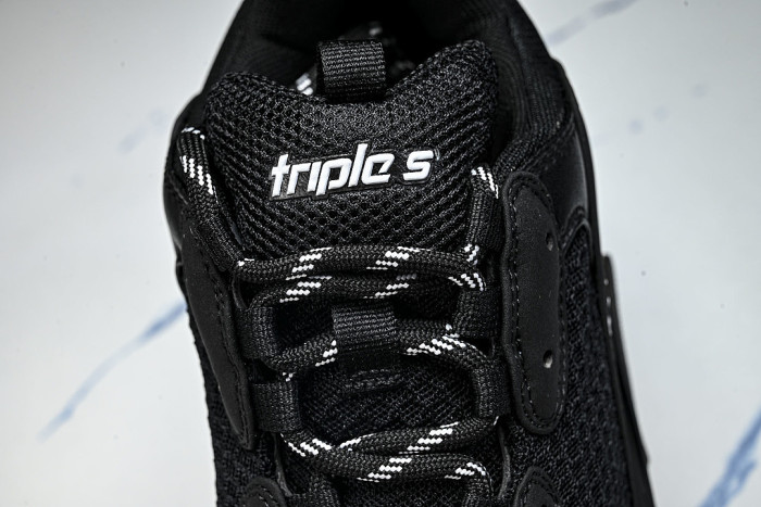 W2FR1-1053 TRIPLE S RETRO CASUAL RUNNING SHOES BLACK/RED/BLACK
