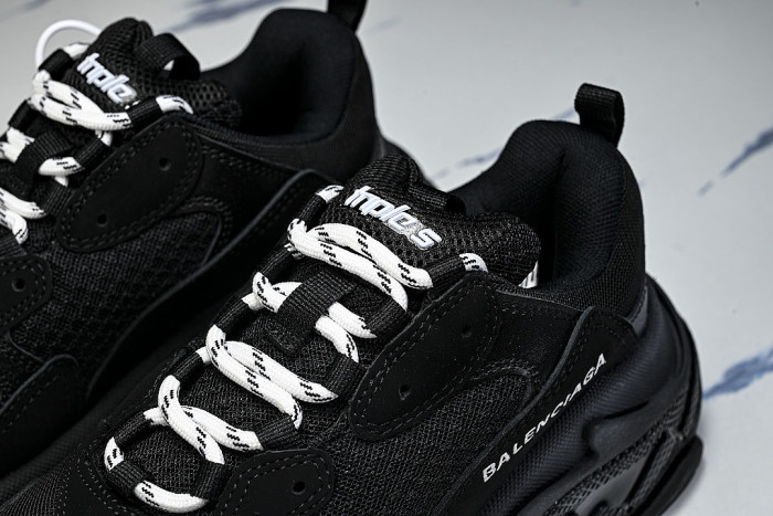 W2FB1-1000 TRIPLE S RETRO CASUAL RUNNING SHOES BLACK/GREY/BLACK