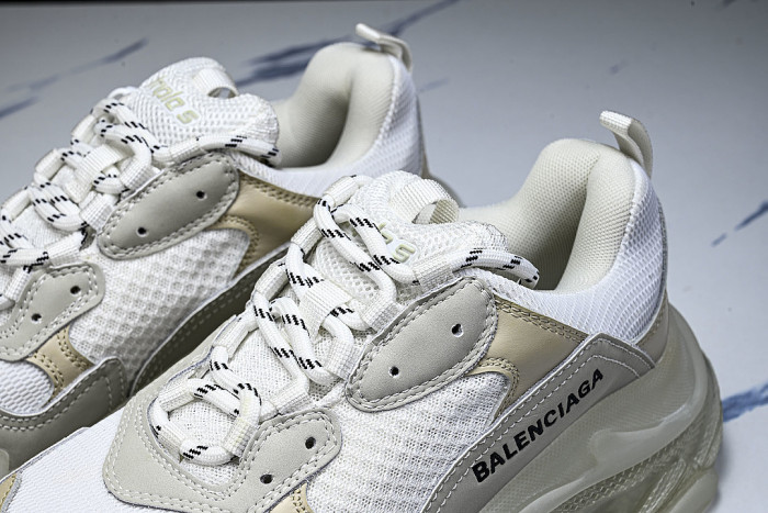 W2FB1-9000 TRIPLE S RETRO CASUAL RUNNING SHOES WHITE/WHITE/WHITE