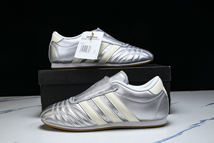 JS4023 TAEKWONDO SILVER METALLIC/OFF WHITE/GUM