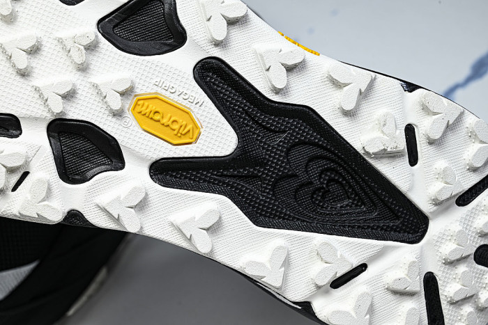 1171928-BWHT ONE ONE SPEEDGOAT 7 BLACK/WHITE