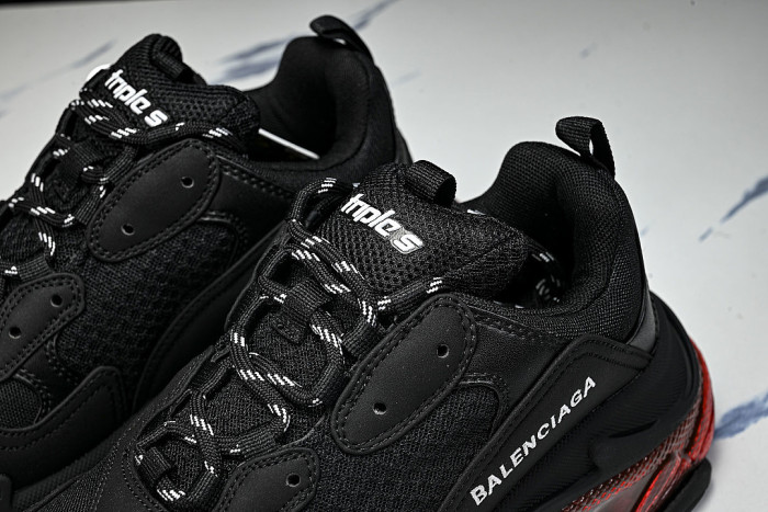 W2FR1-1053 TRIPLE S RETRO CASUAL RUNNING SHOES BLACK/RED/BLACK