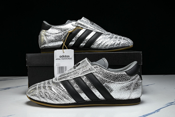 JH9664 TAEKWONDO SILVER METALLIC/CORE BLACK/GUM