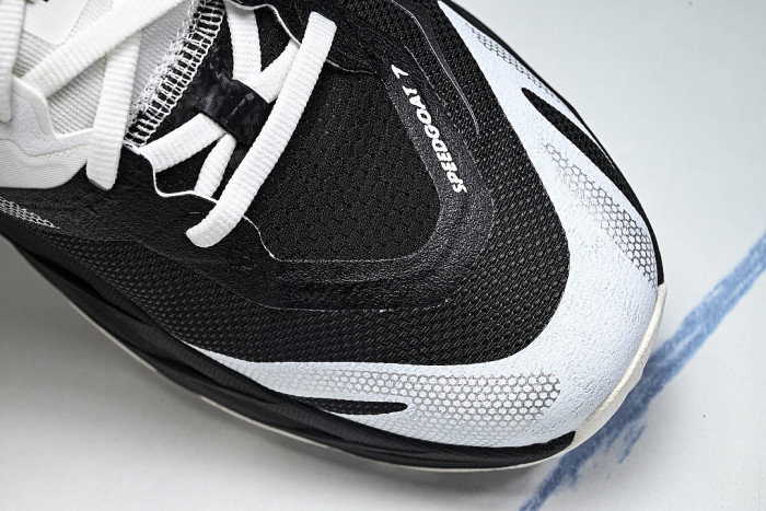 1171928-BWHT ONE ONE SPEEDGOAT 7 BLACK/WHITE
