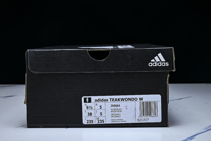 JH9664 TAEKWONDO SILVER METALLIC/CORE BLACK/GUM