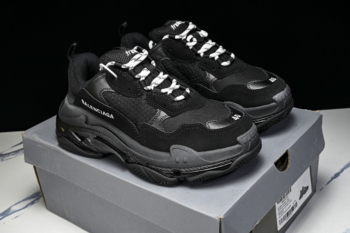 W2FB1-1000 TRIPLE S RETRO CASUAL RUNNING SHOES BLACK/GREY/BLACK