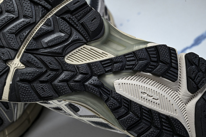 1011B109-029 GEL-KAHANA 8 LOW-TOP RUNNING SHOES GREY/BLACK