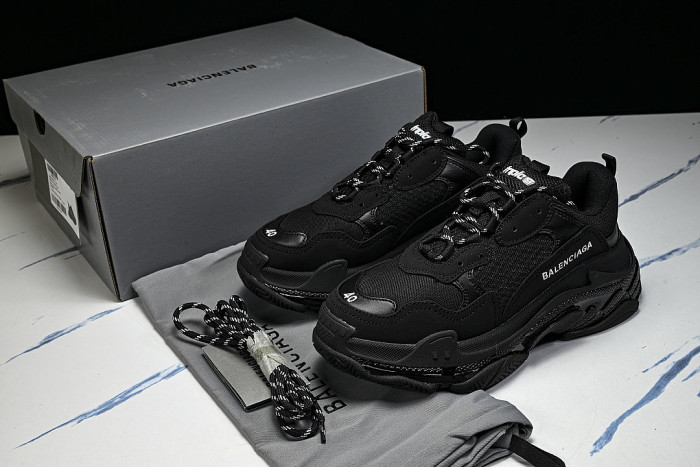 W1FB3-1001 TRIPLE S RETRO CASUAL RUNNING SHOES BLACK/BLACK/BLACK