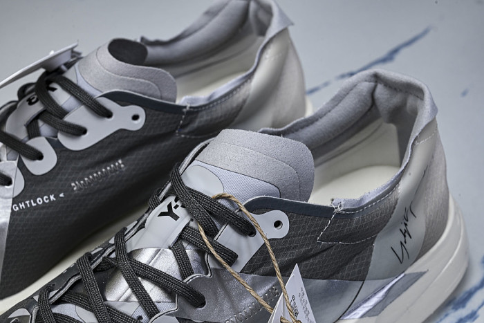 KZ9045 Y-3 ADIOS PRO 4 CHALK WHITE/SILVER METALLIC/LIGHT SOLID GREY