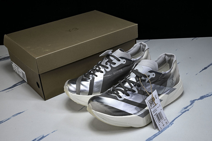 KZ9045 Y-3 ADIOS PRO 4 CHALK WHITE/SILVER METALLIC/LIGHT SOLID GREY