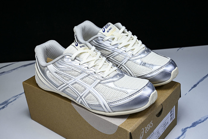 1203B126-100 GEL-PHAI Z LEISURE LIFESTYLE SHOES BEIGE/SILVER