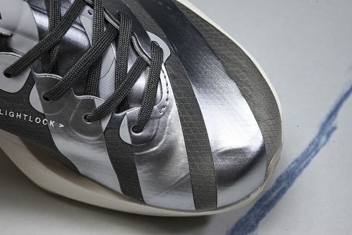 KZ9045 Y-3 ADIOS PRO 4 CHALK WHITE/SILVER METALLIC/LIGHT SOLID GREY