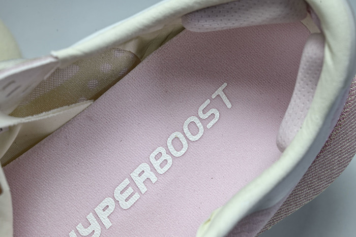 KJ0392 HYPERBOOST EDGE OFF WHITE/CLEAR PINK/CLEAR PINK