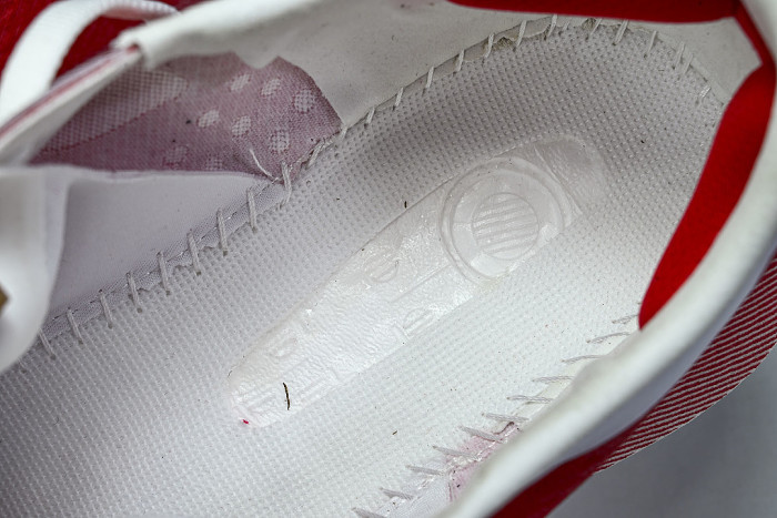 KI1913 HYPER BOOST EDGE CLOUD WHITE/PURE RUBY/ZERO METALIC