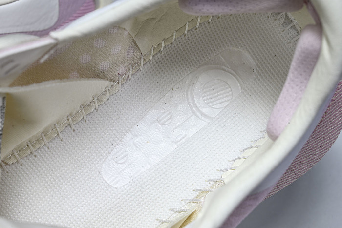 KJ0392 HYPERBOOST EDGE OFF WHITE/CLEAR PINK/CLEAR PINK