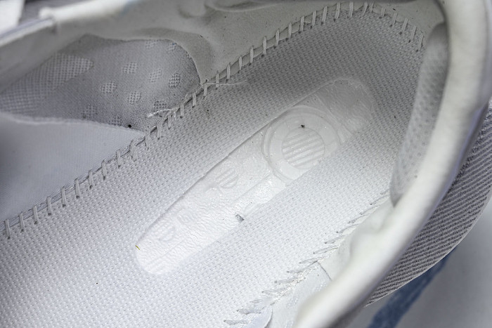 KK0288 HYPER BOOST EDGE CLOUD WHITE/LIGHT SOLID GREY/SILVER METALLIC