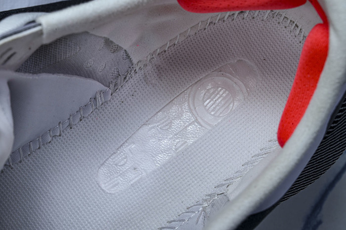 KI4392 HYPER BOOST EDGE CLOUD WHITE/AURORA ONIX/SOLAR TURBO