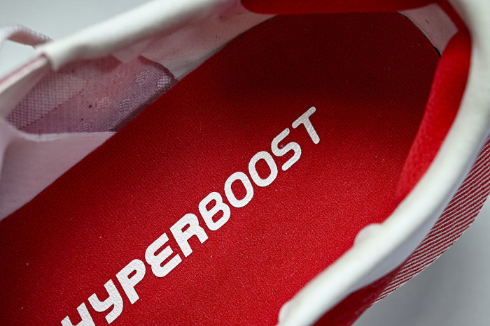 KI1913 HYPER BOOST EDGE CLOUD WHITE/PURE RUBY/ZERO METALIC