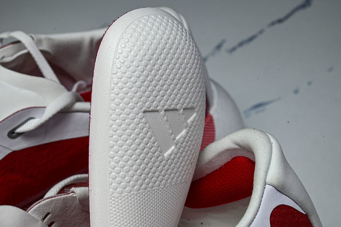 KI1913 HYPER BOOST EDGE CLOUD WHITE/PURE RUBY/ZERO METALIC