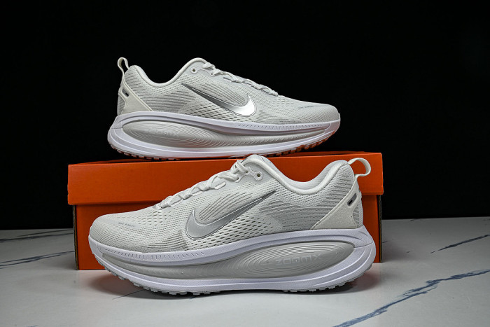 HM6804-104 VOMERO 18 VERSATILE ANTI SLIP LOW TOP RUNNING SHOES LIGHT GRAY/GREY