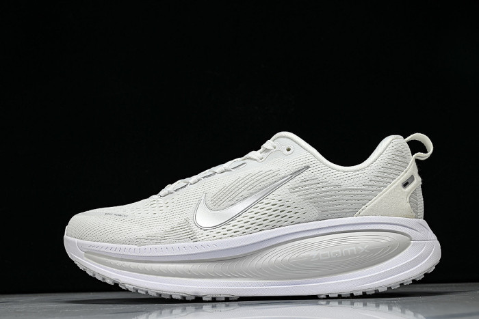 HM6804-104 VOMERO 18 VERSATILE ANTI SLIP LOW TOP RUNNING SHOES LIGHT GRAY/GREY