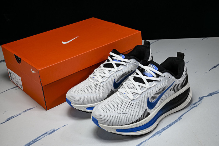 IB7722-100 VOMERO 18 VERSATILE ANTI SLIP LOW TOP RUNNING SHOES LIGHT GRAY/NAVY BLUE