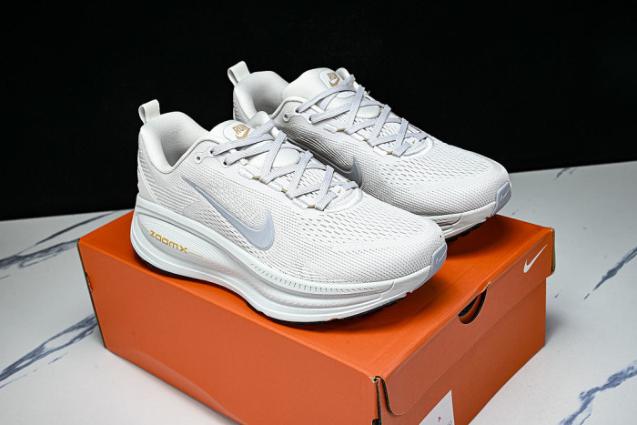 HM6803-009 VOMERO 18 VERSATILE ANTI SLIP LOW TOP RUNNING SHOES LIGHT GRAY/GREY