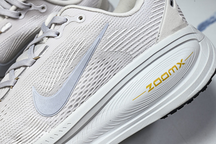 HM6803-009 VOMERO 18 VERSATILE ANTI SLIP LOW TOP RUNNING SHOES LIGHT GRAY/GREY